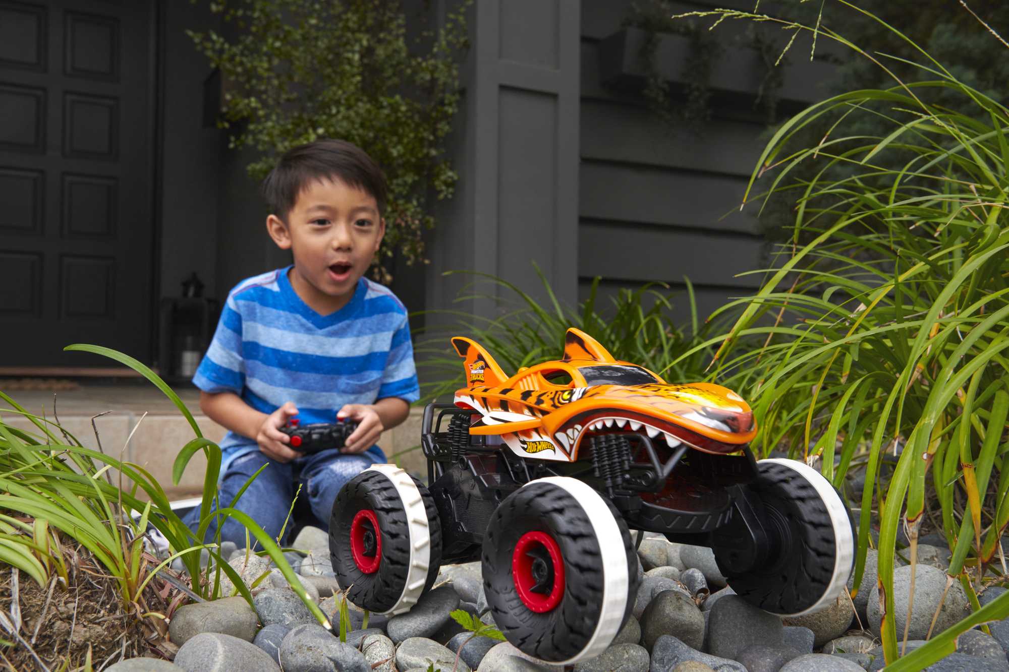 Hot Wheels Monster Trucks V��hicule T��l��guid�� HW Unstoppable Tiger Shark
