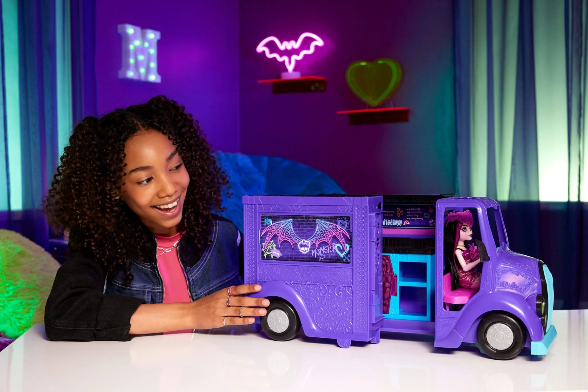 Monster High Draculaura Doll And Fangtastic Rockin�� Food Truck Playset With 13+ Themed Accessoriescessories