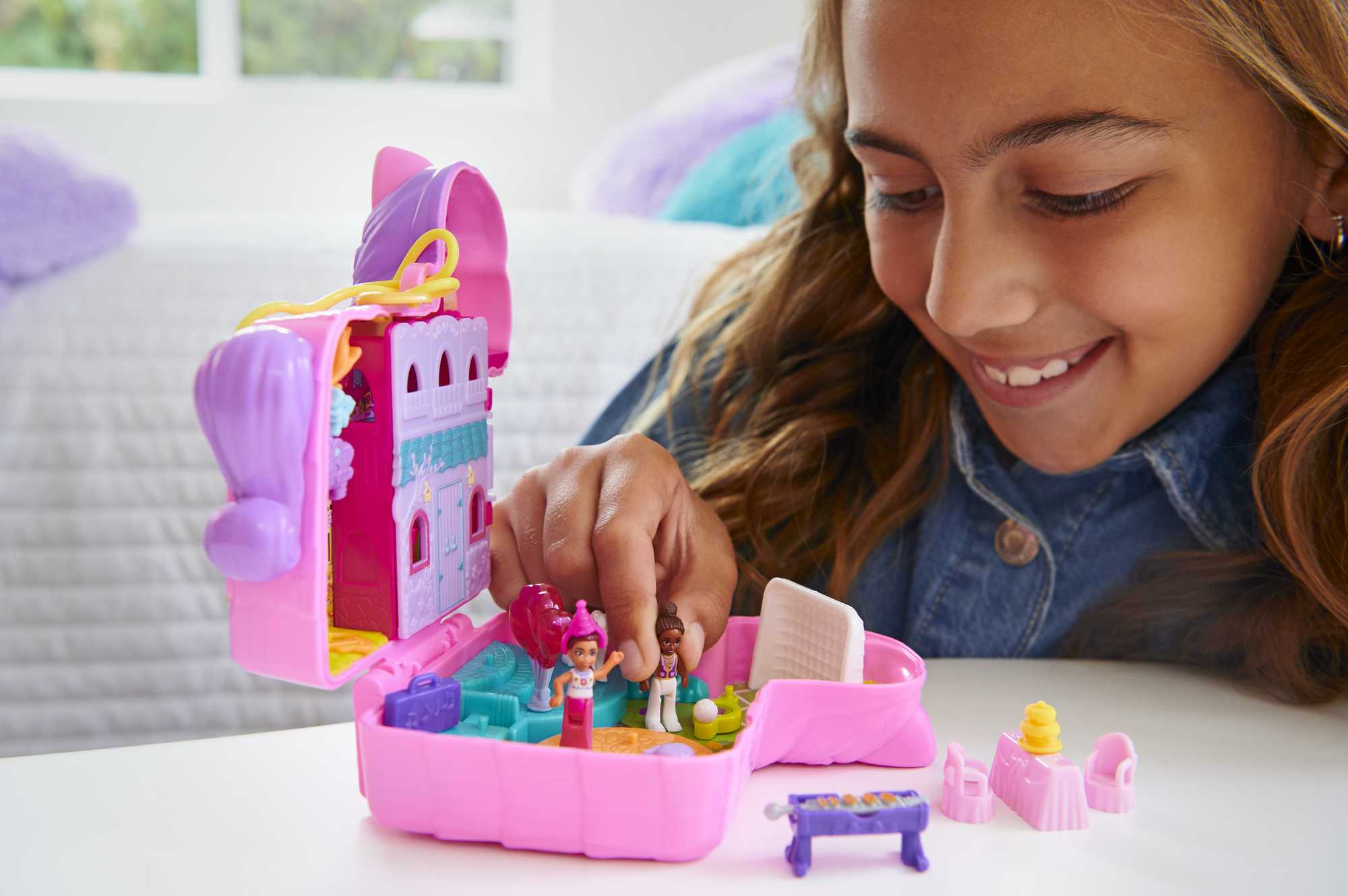 Polly Pocket Mini Toys, Pi?ata Party Compact Playset With 2 Dolls And Accessories