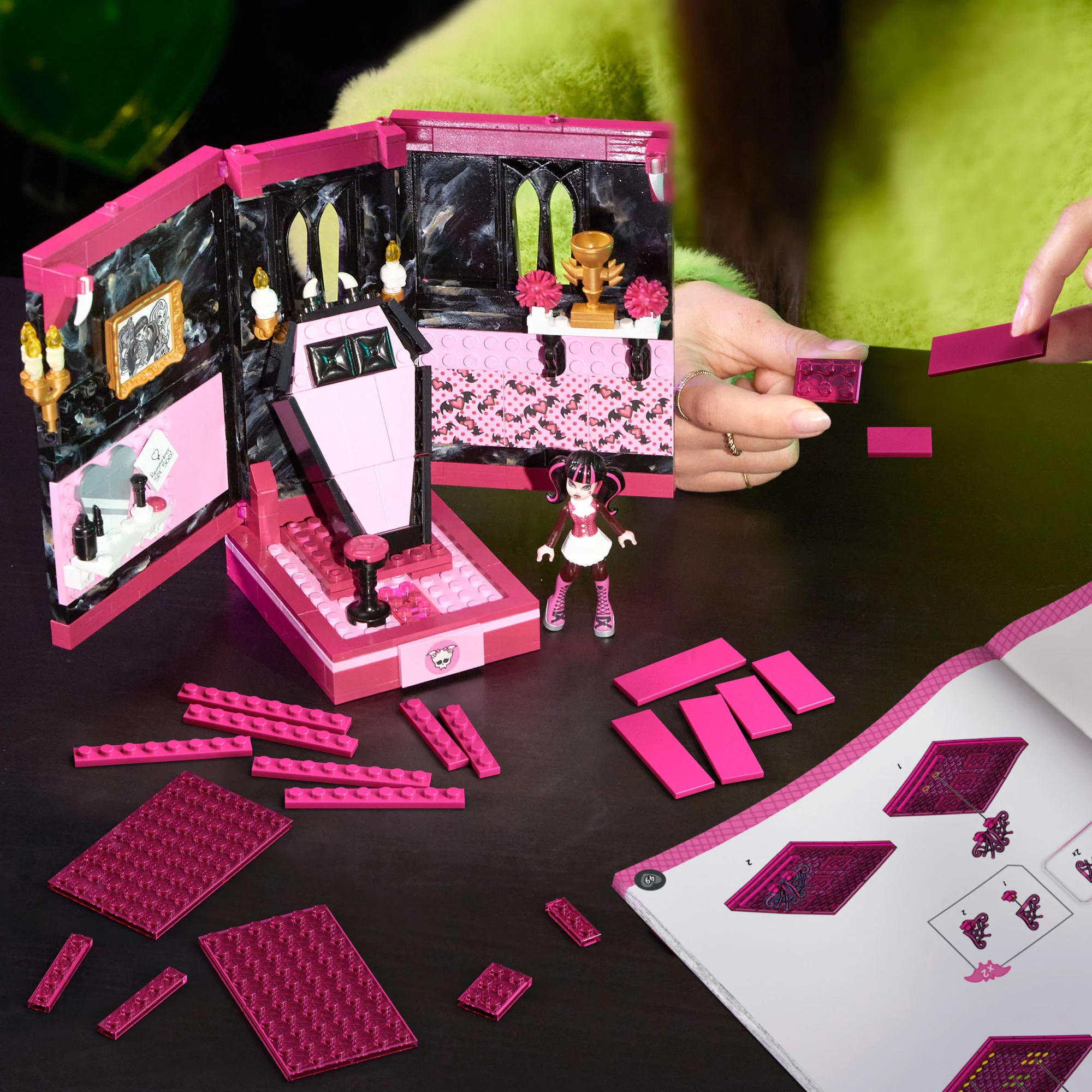 MEGA Monster High Draculaura's Boo-K Crypt Building Toy Kits (301 Pieces) For Collectors