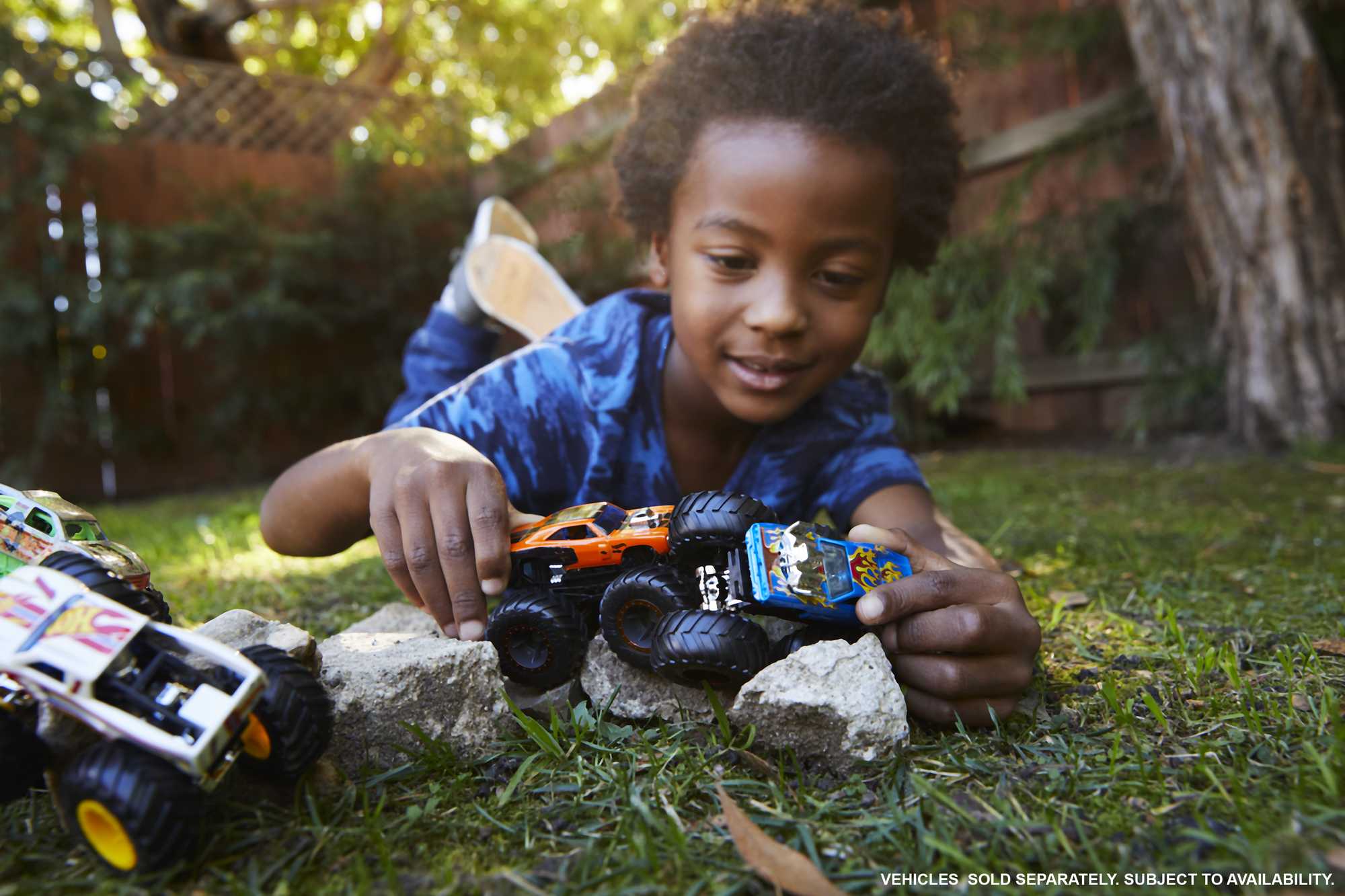 Hot Wheels Monster Trucks Ve��culo de Brinquedo Pacote Surpresa 2 Carros Escala 1:64