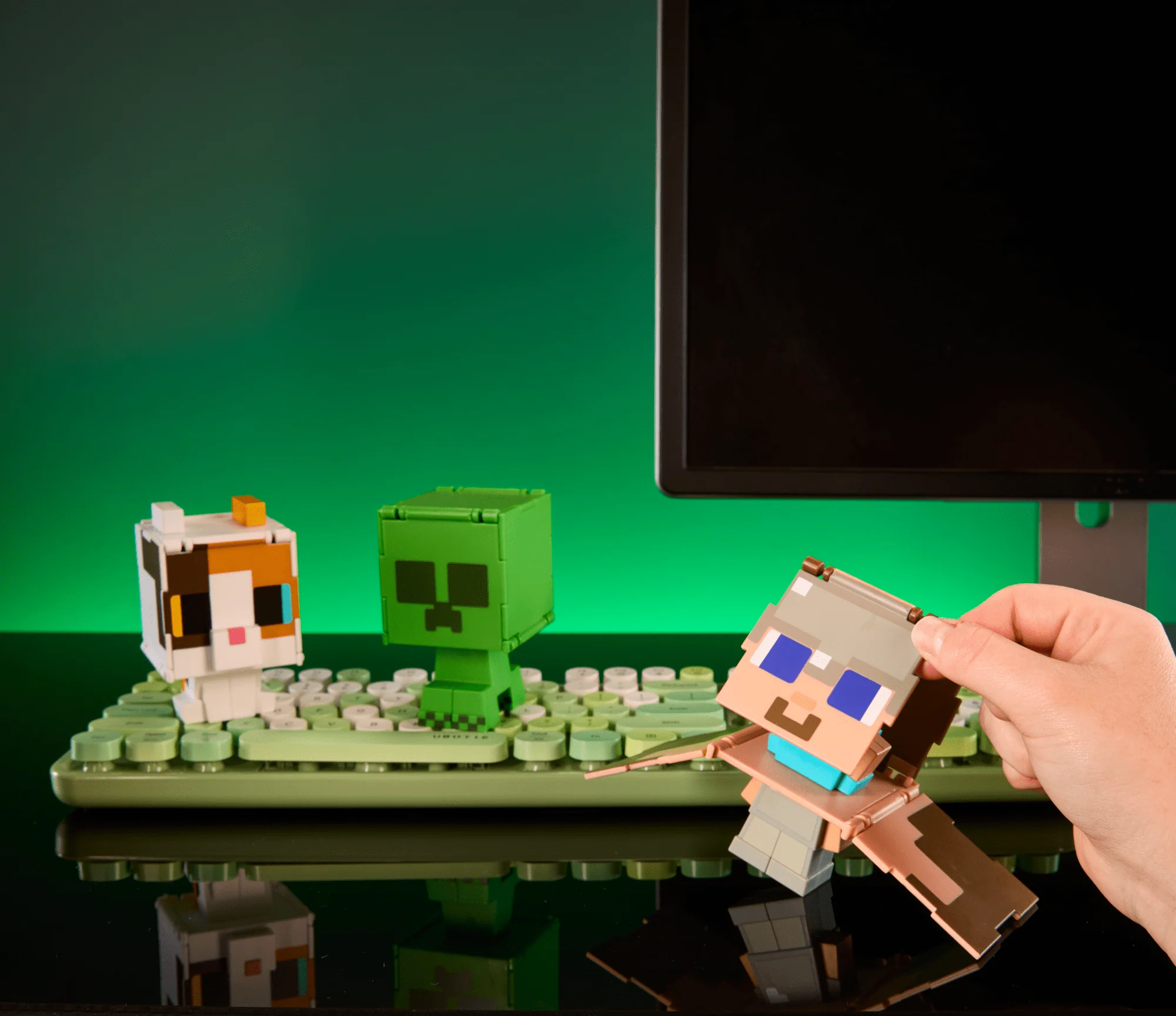 Minecraft Flippin�� Figs Figures Collection, 2-in-1 Fidget Play, 3.75-in Scale & Pixelated Design (Characters May Vary)