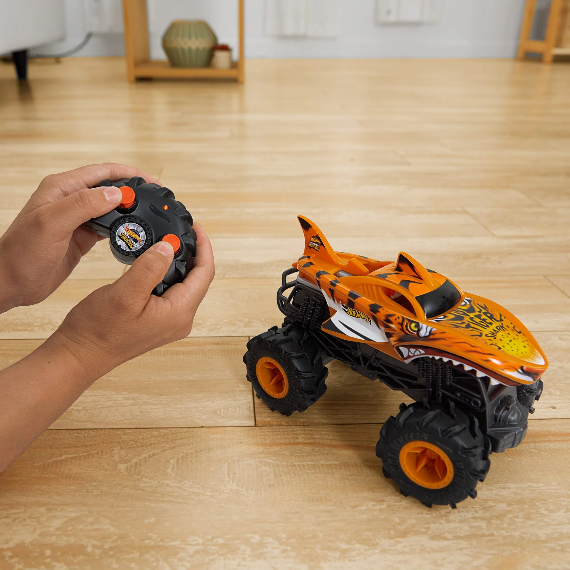 Hot Wheels Monster Trucks Veh��culo a Control Remoto Tiger Shark Escala 1:24