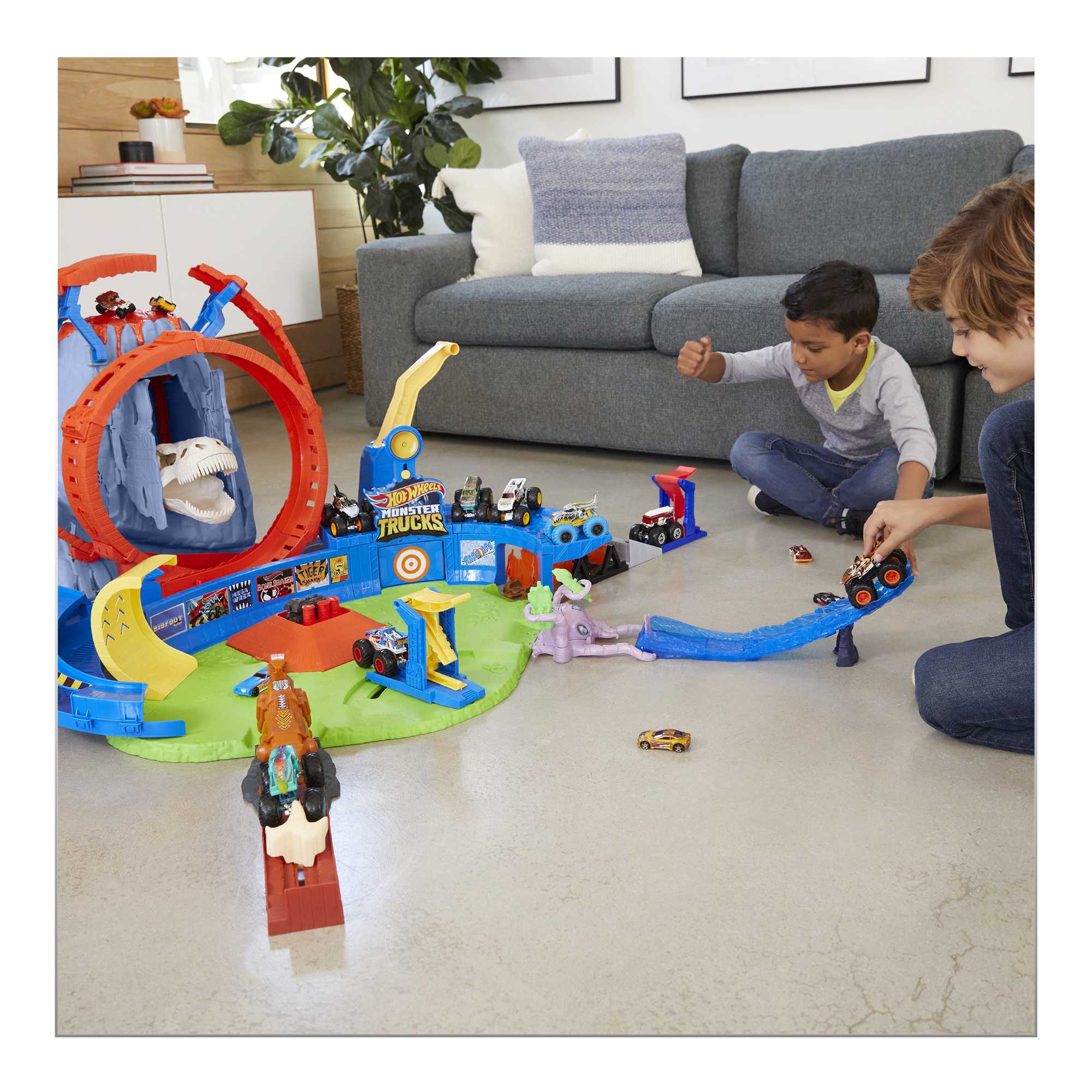 Hot Wheels Monster Trucks Pista de Juguete Temible Explosi��n Volc��nica