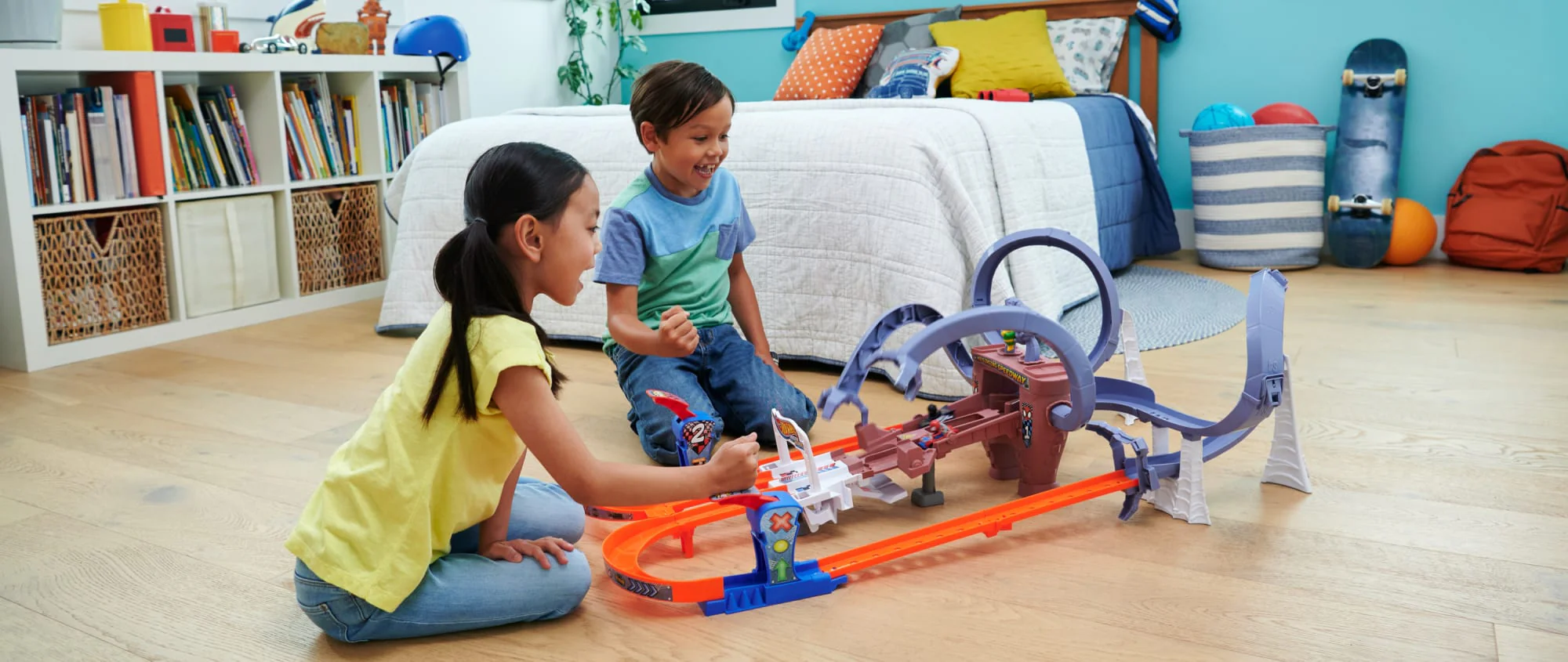 Hot Wheels Racerverse Spider-Man��S Web-Slinging Speedway Track Set With 2 Hot Wheels Racers