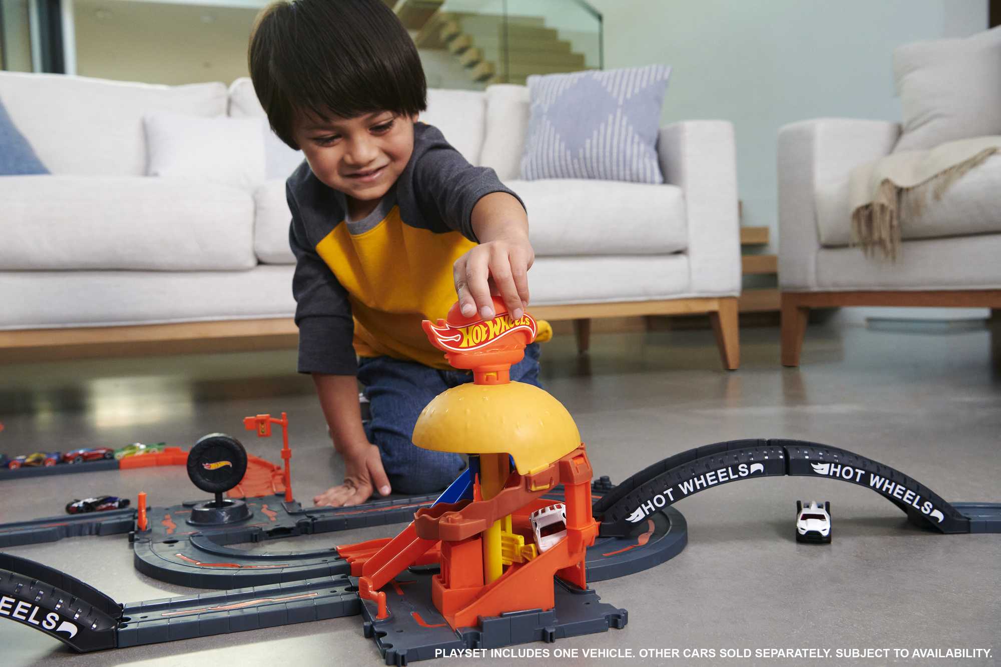 Hot Wheels? Let's Race Netflix - City Burger Drive-Thru Playset, With 1 Toy Car