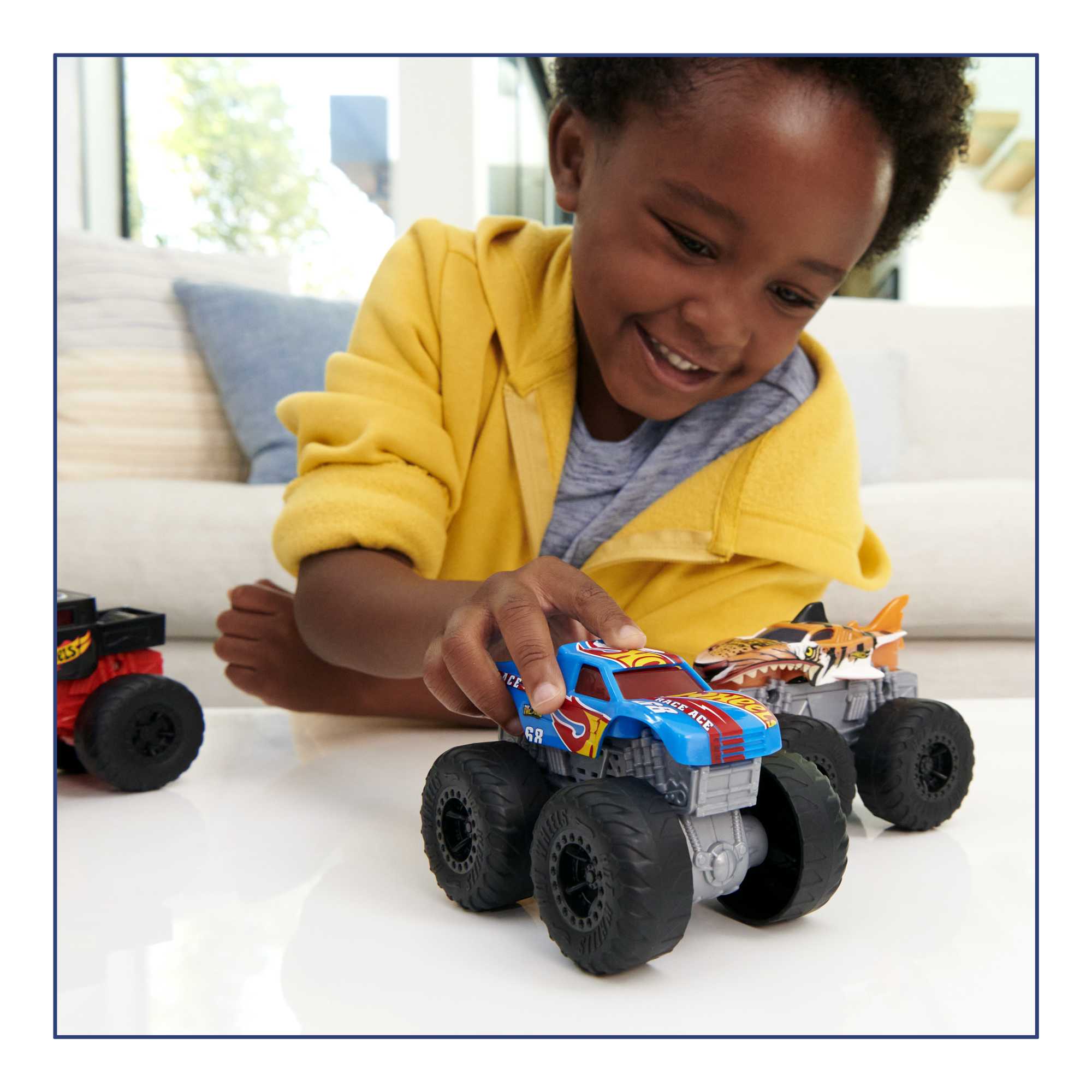 Hot Wheels Monster Trucks V��hicule Tiger Shark Sons et Lumi��res