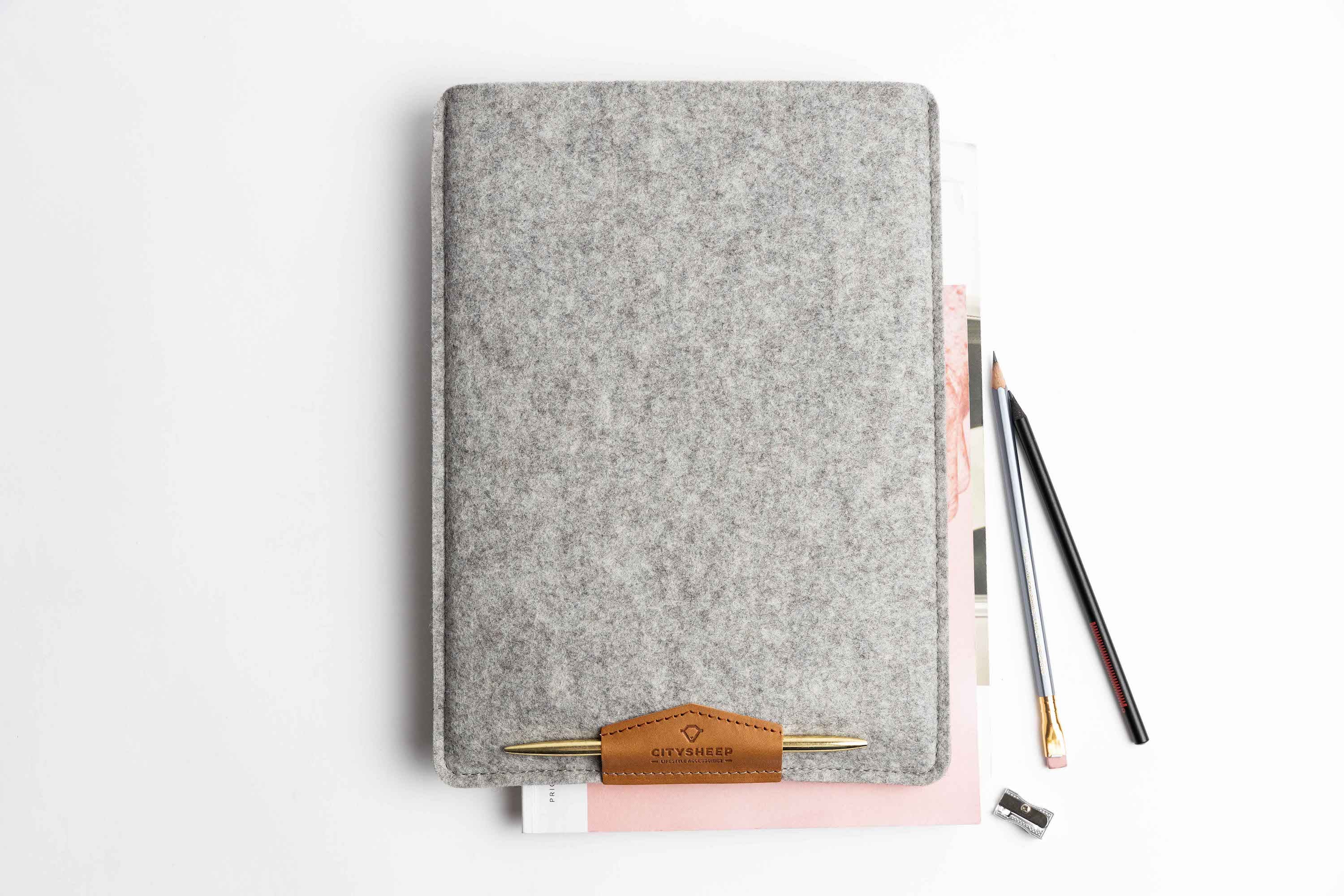 Slim MacBook Laptop Sleeve/ Light grey felt & Vegetable tanned leather/