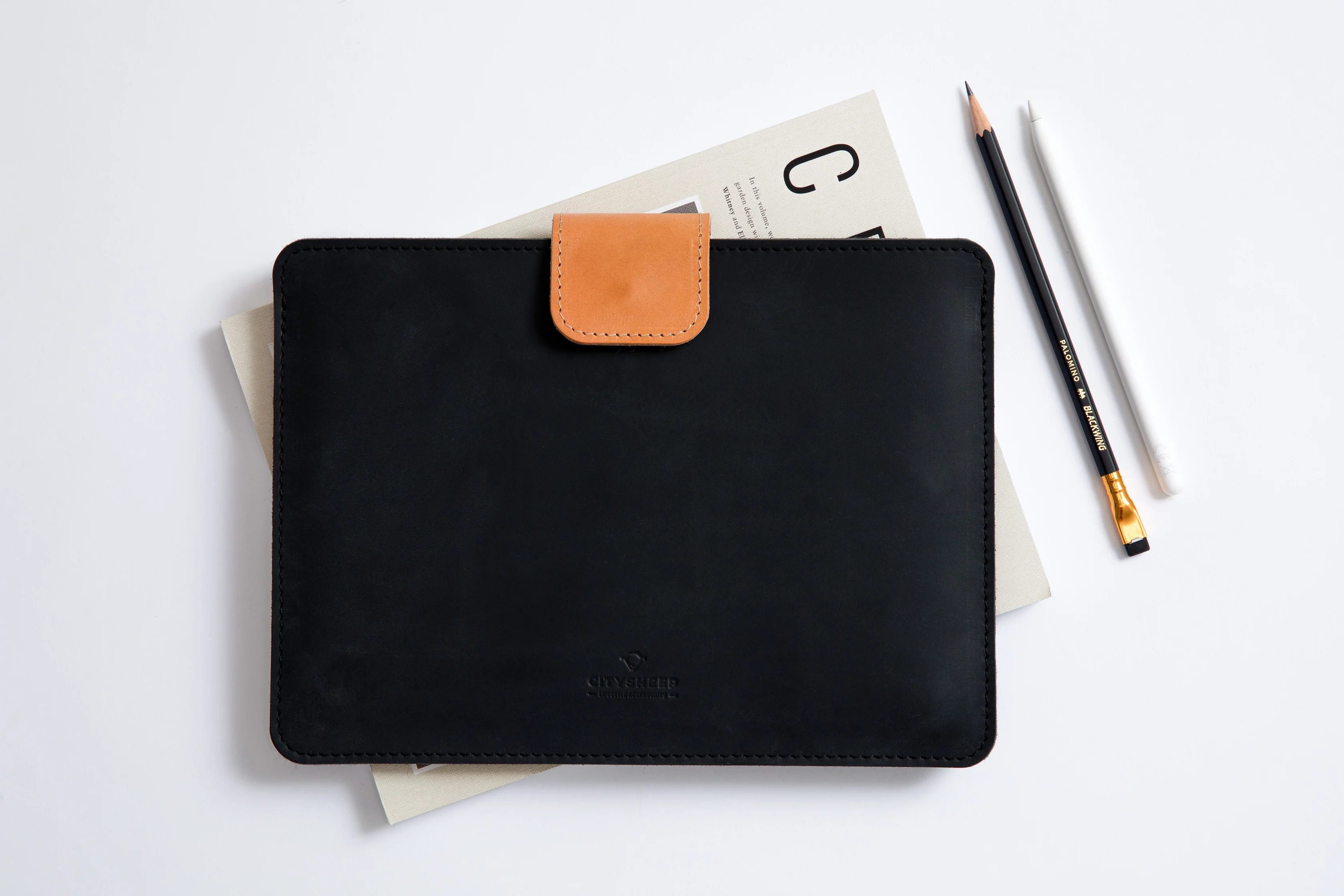 Remarkable Case with Pen Holder KEEP IT SNUG / Classy Black/