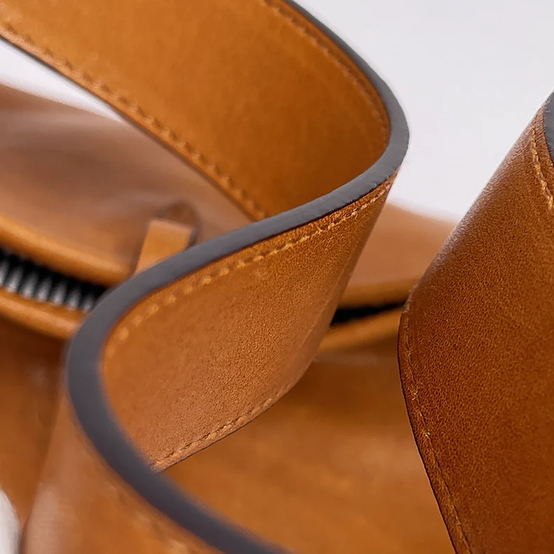 Vintage Saddle Hobo Shoulder Bag – Brown Leather Slouch Bag with Side Pockets