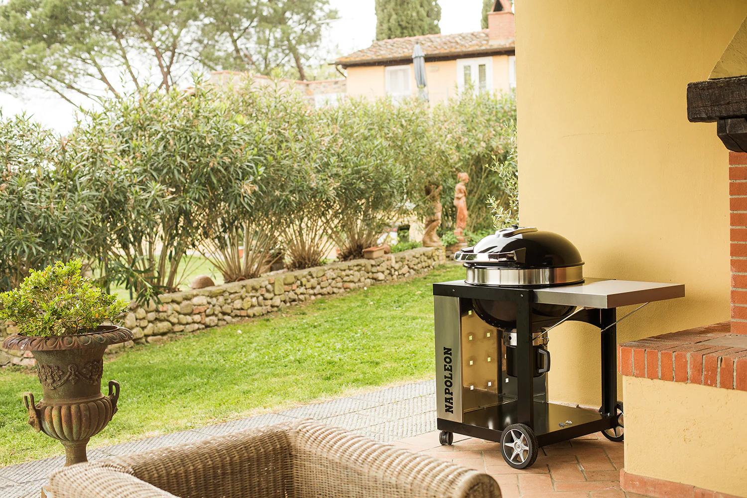 Napoleon Rodeo Pro – Premium Holzkohlegrill mit Grillwagen, Ø 57 cm