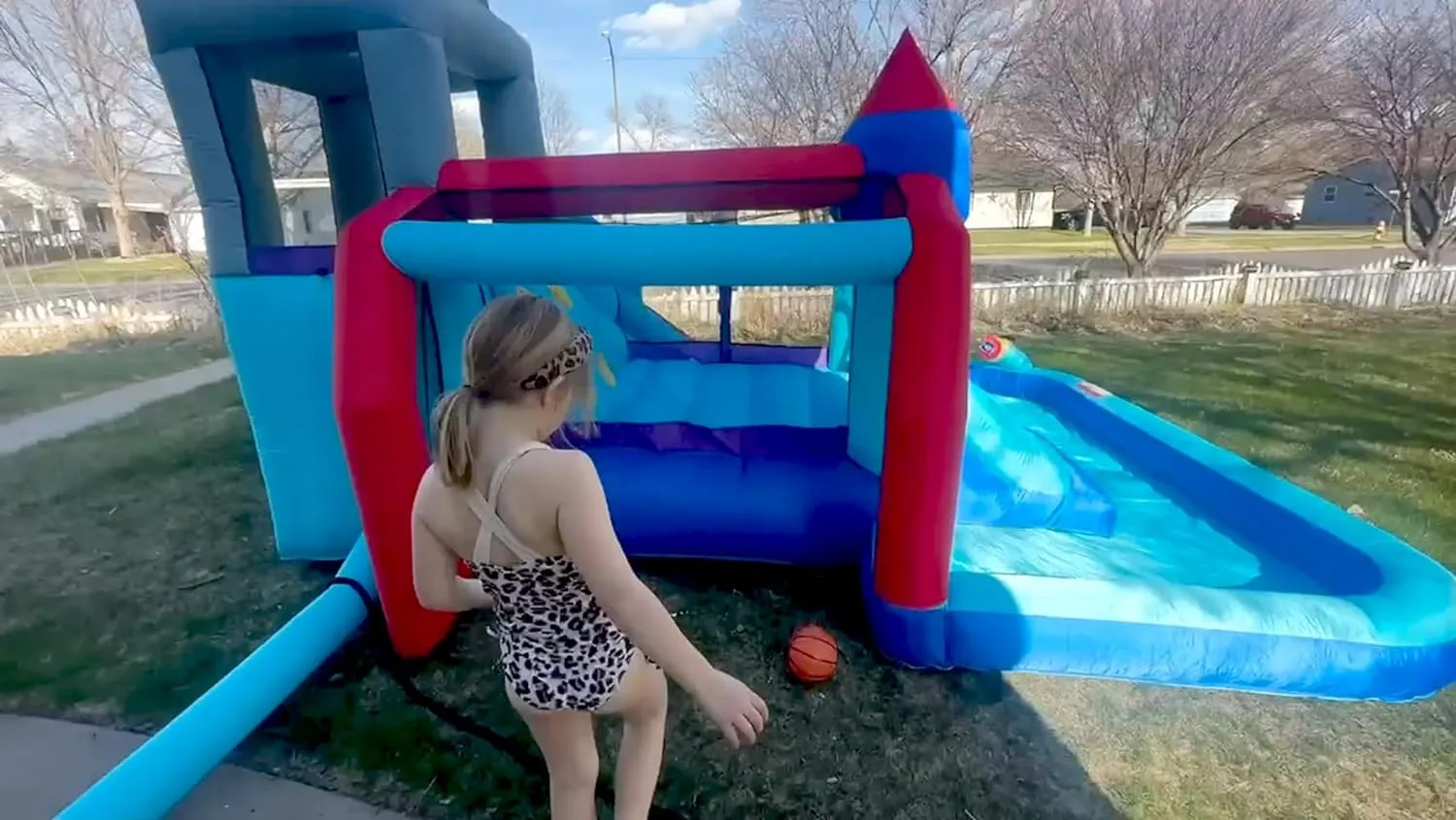 8-in-1 Kinder Wasserspaß Rutsche – aufblasbarer Spielpark mit Kletterwand, Pool & Wasserkanonen