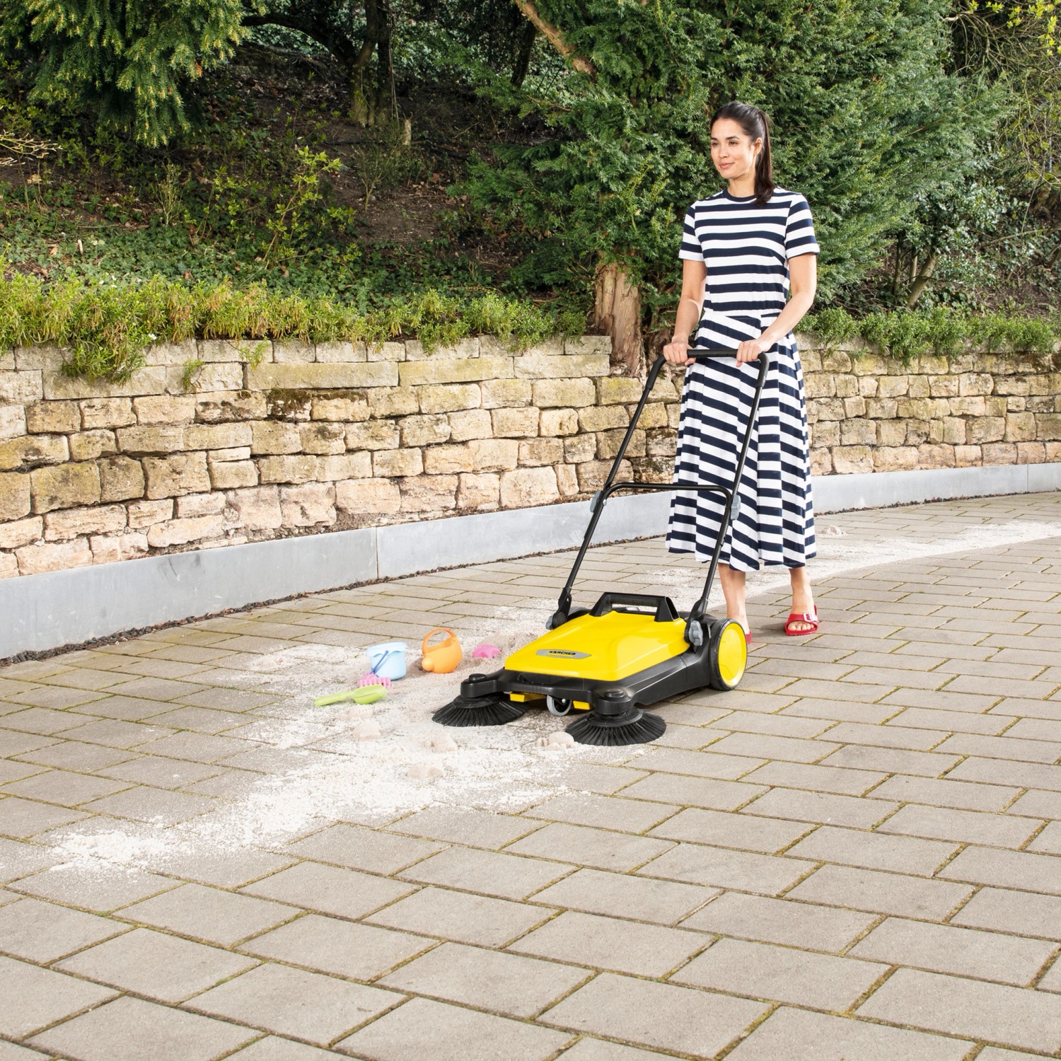 S 4 Twin 2025 – Doppelseiten-Handkehrmaschine mit 20 L Behälter & 680 mm Arbeitsbreite