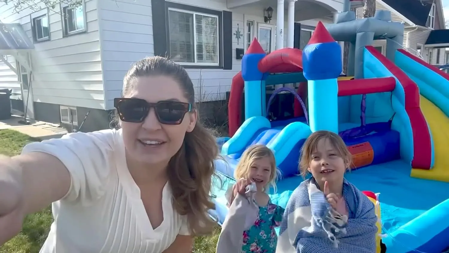 8-in-1 Kinder Wasserspaß Rutsche – aufblasbarer Spielpark mit Kletterwand, Pool & Wasserkanonen