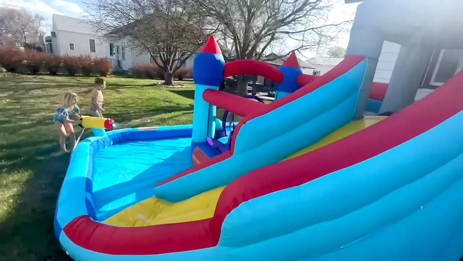 8-in-1 Kinder Wasserspaß Rutsche – aufblasbarer Spielpark mit Kletterwand, Pool & Wasserkanonen