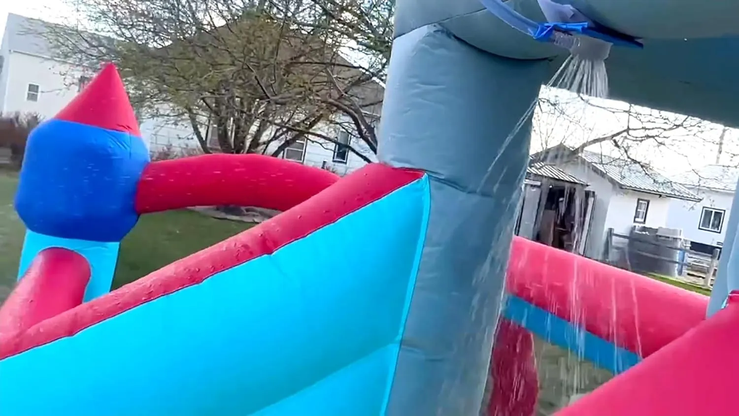 8-in-1 Kinder Wasserspaß Rutsche – aufblasbarer Spielpark mit Kletterwand, Pool & Wasserkanonen