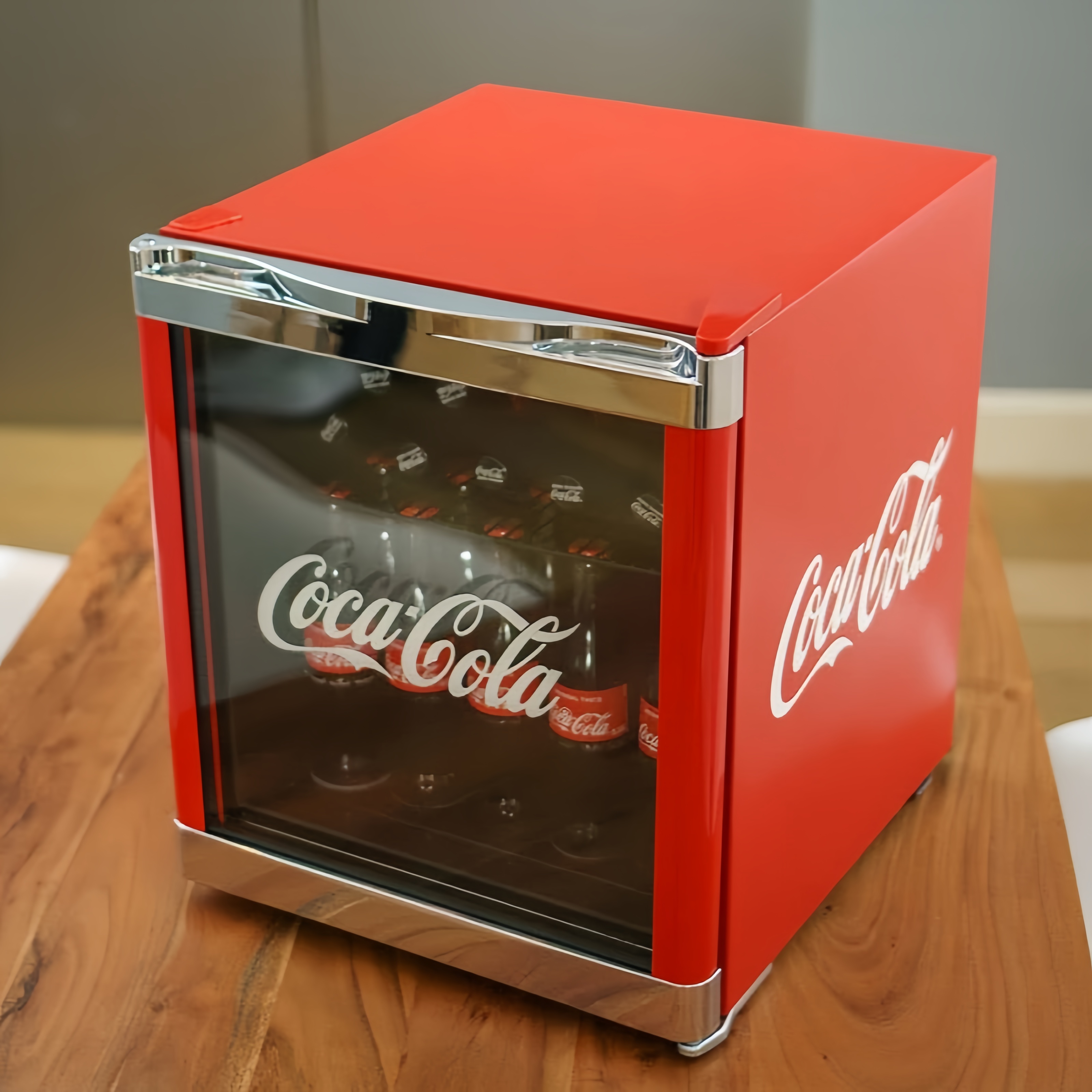 CUBES Mini-Kühlschrank 48 L – Retro Getränkekühlschrank Coca-Cola Design, tragbar & energiesparend