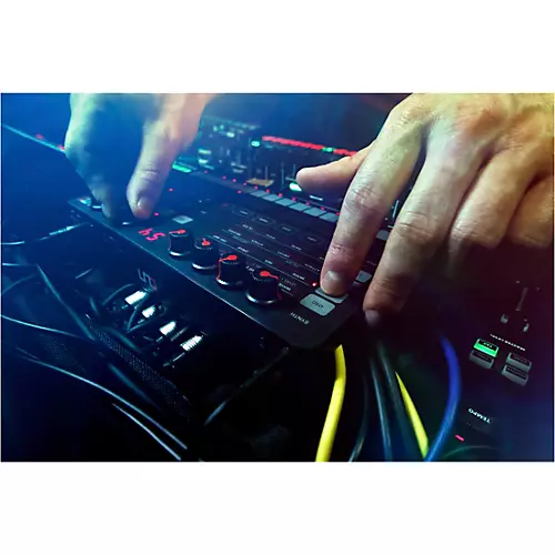 IK Multimedia UNO Synth Portable Analog Synthesizer