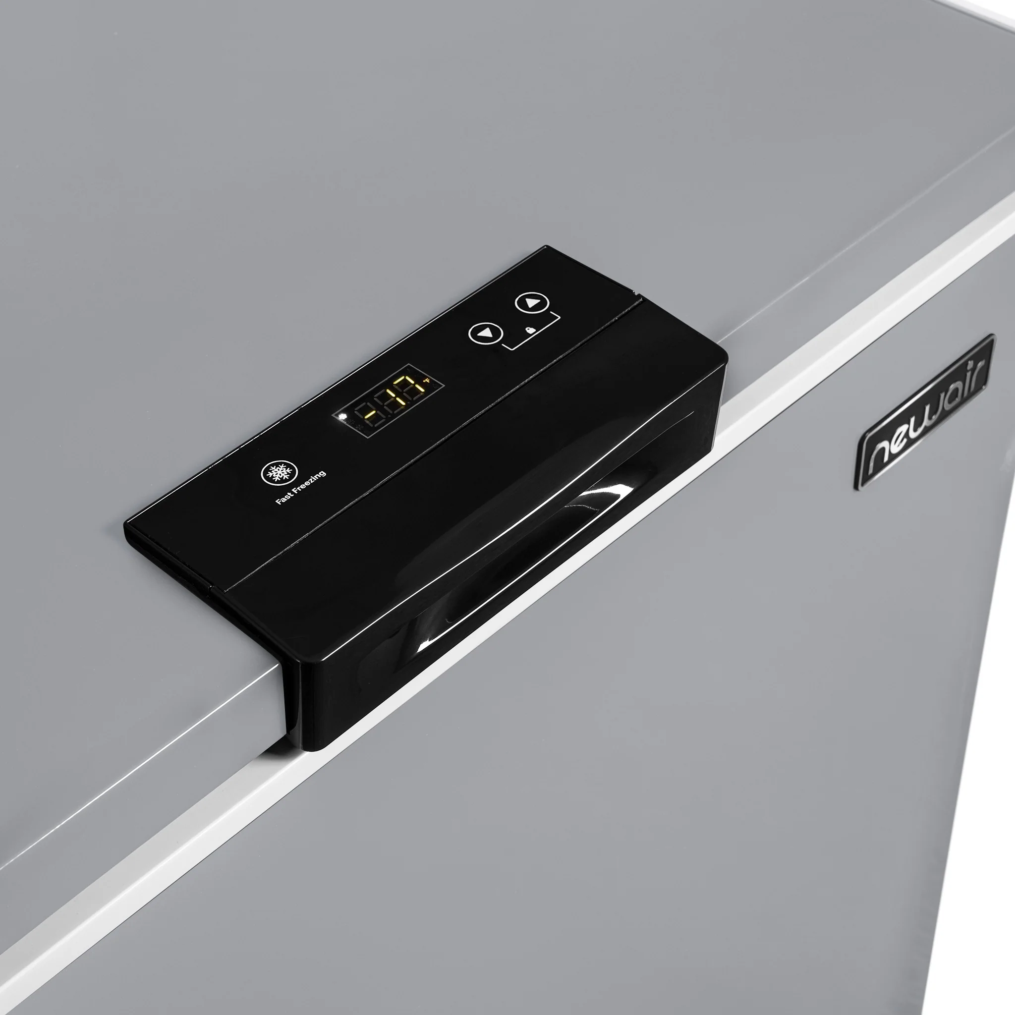 Congélateur coffre mini Newair®, 5 pi³ – Gris froid