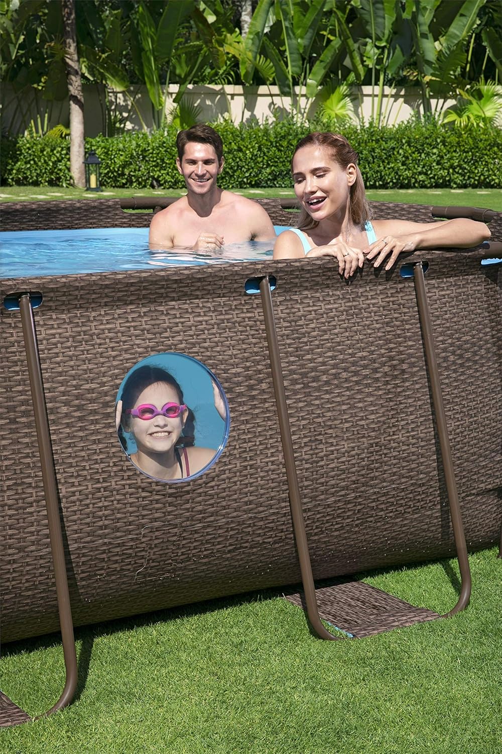 Bestway 56946 Piscine Power Steel™ Swim Vista ovale 488 x 305 x 107 cm motif rotin avec hublots, filtration à sable, échelle, bâche et diffuseur Chemconnect™