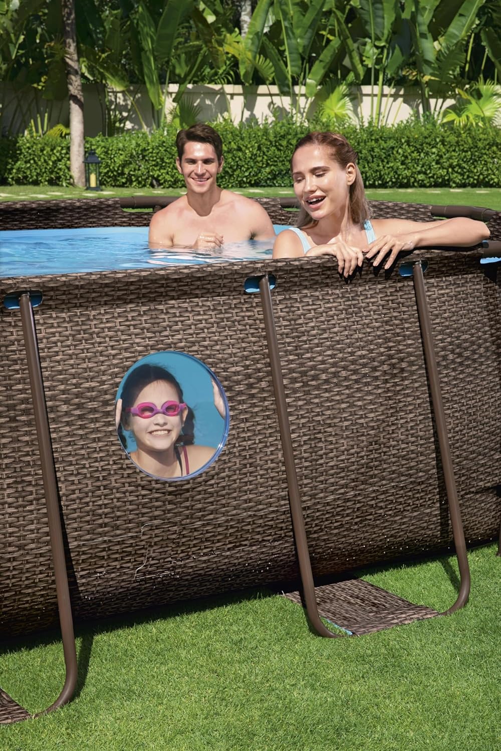 Bestway 56946 Piscine Power Steel™ Swim Vista ovale 488 x 305 x 107 cm motif rotin avec hublots, filtration à sable, échelle, bâche et diffuseur Chemconnect™