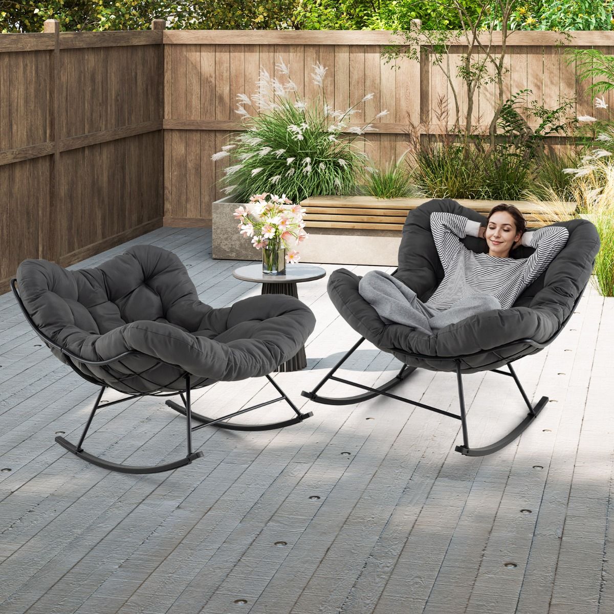 Chaise à Bascule d'Intérieur et d'Extérieur Chaise Papasan Surdimensionnée avec Coussin Rembourré & Cadre en Métal Capacité 205 Kg Gris