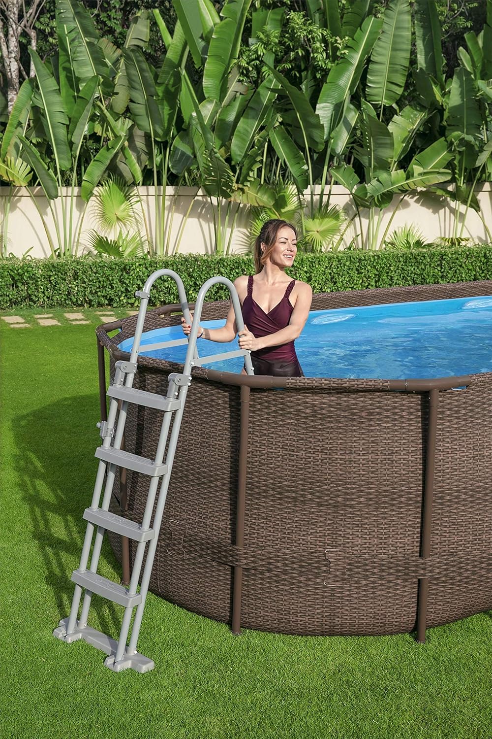 Bestway 56946 Piscine Power Steel™ Swim Vista ovale 488 x 305 x 107 cm motif rotin avec hublots, filtration à sable, échelle, bâche et diffuseur Chemconnect™