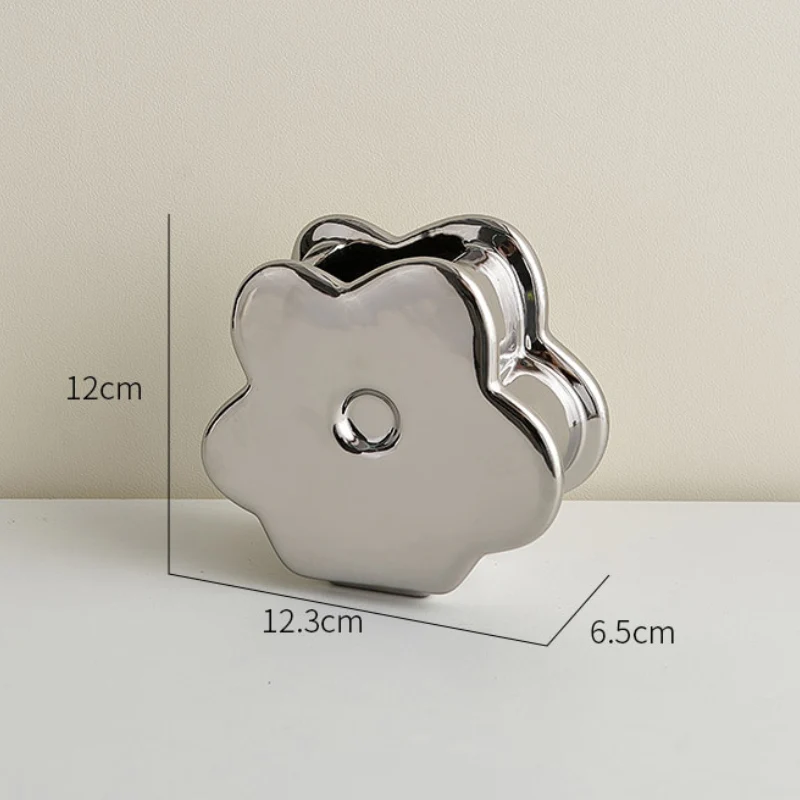 Petite Blossom: A Charming 4-Petal Flower Tabletop Vase