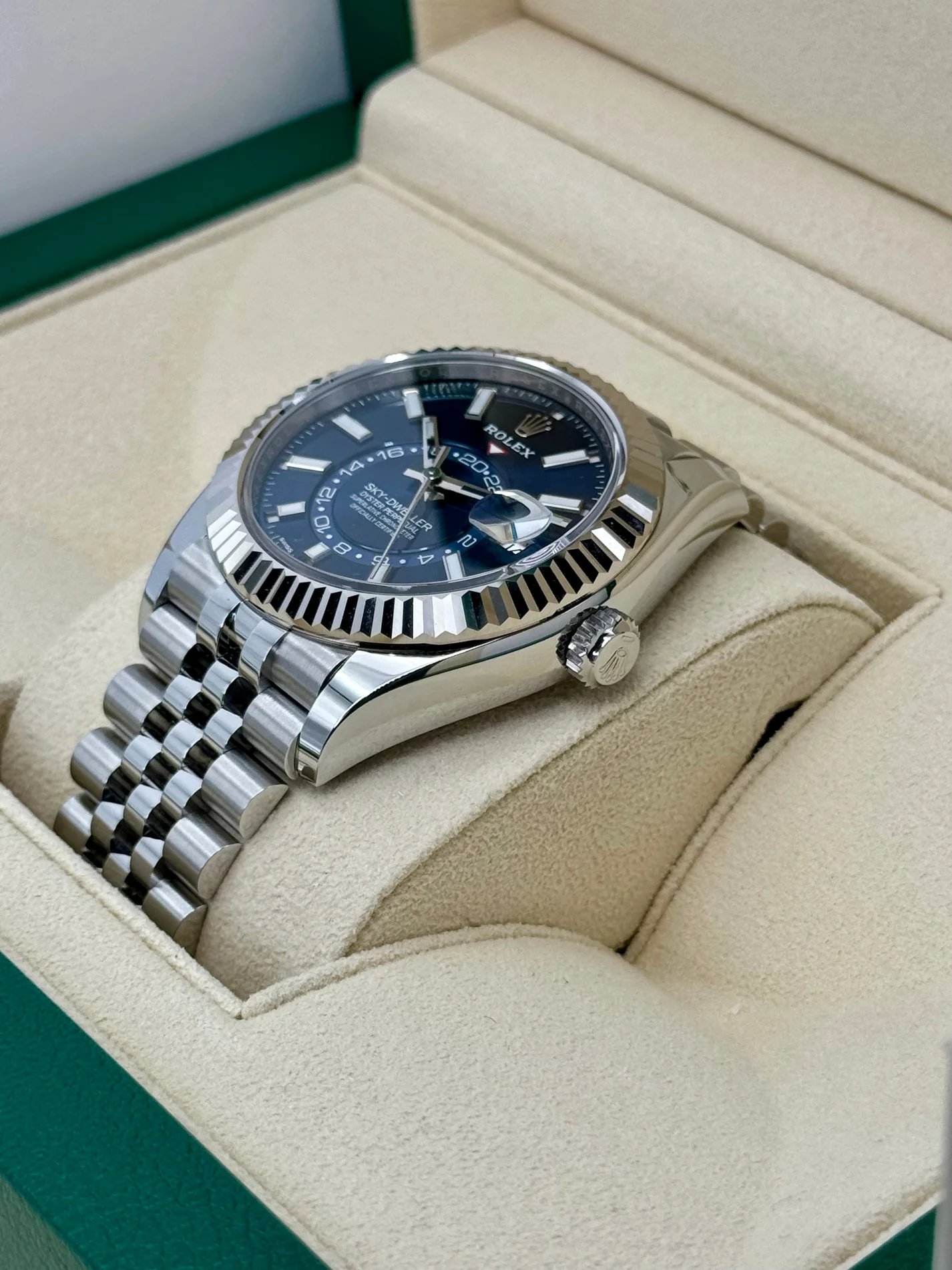 Superclone Rolex Sky-Dweller 42 mm Bright blue Dial 336934 Jubilee