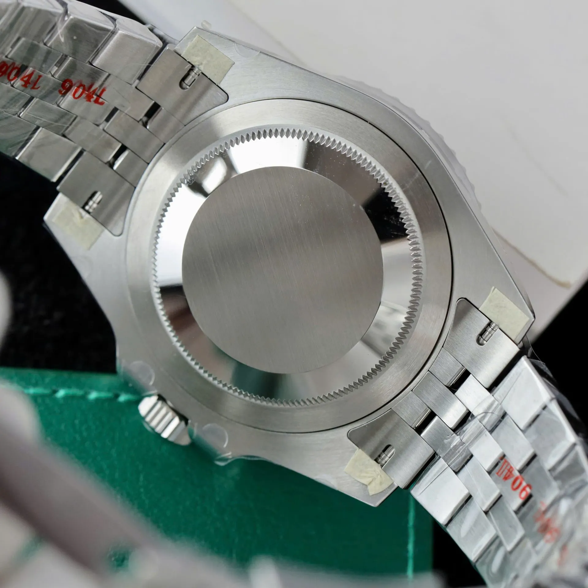 Superclone Rolex GMT-Master II 40 mm 126729VTNR Jubilee “Absinthe”