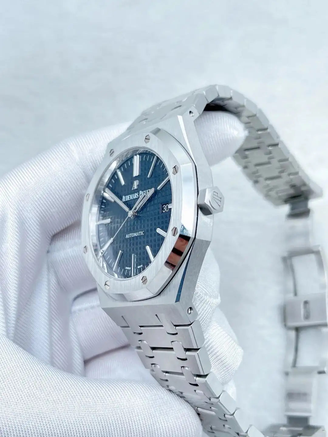 Audemars Piguet Royal Oak Selfwinding Blue 15400ST.OO.1220ST.03